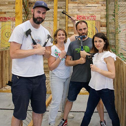 Grupo de amigos practicando tiro con hacha en Barcelona