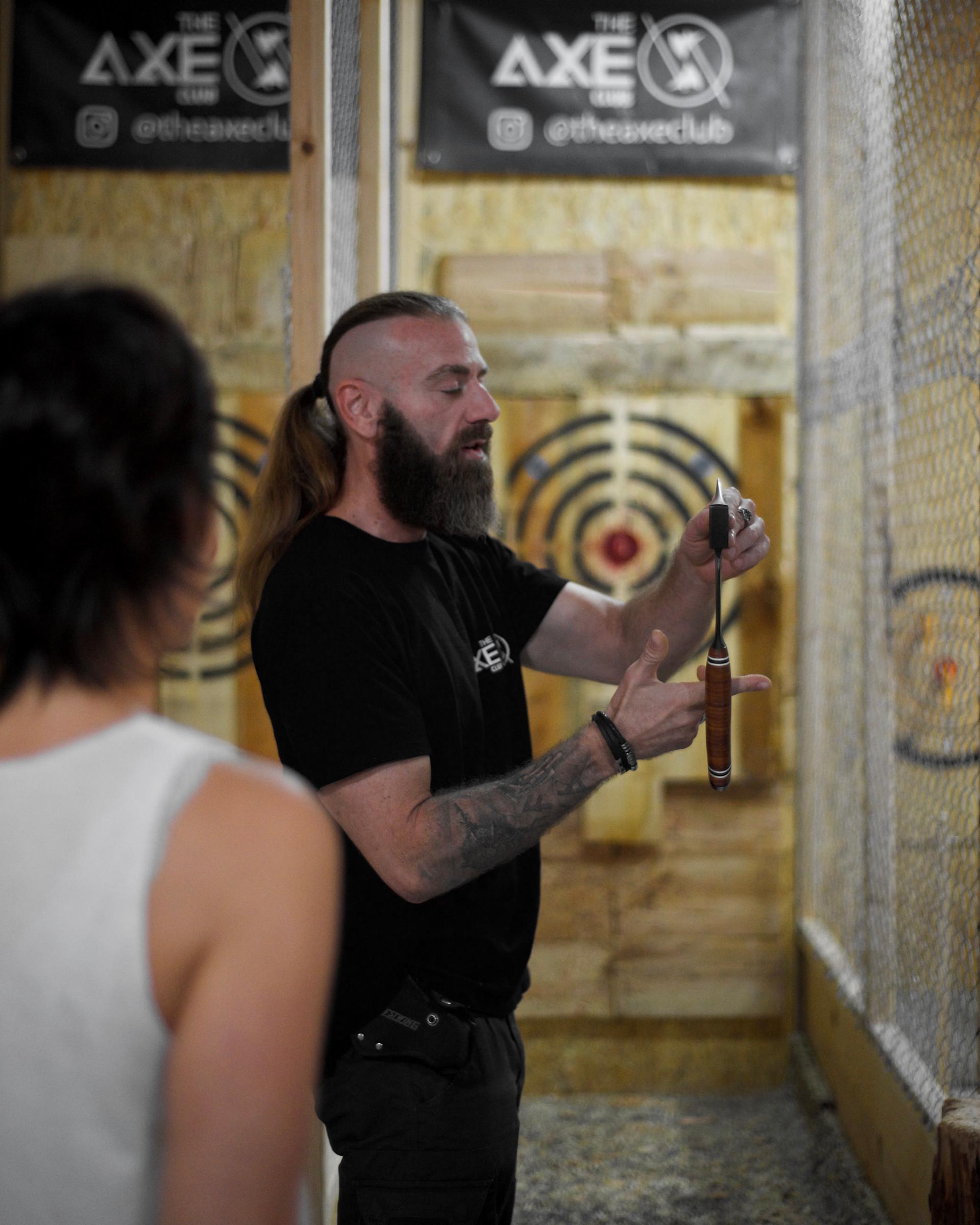Instructor de tiro con hacha en Barcelona
