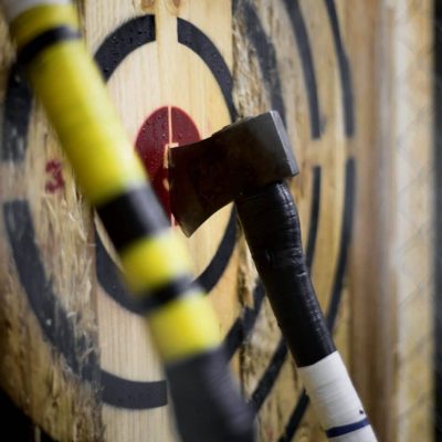 tiro de hacha-axe throwing club- team-building-original
